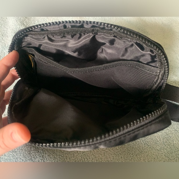 BottleRock Festival Fanny Pack Sling Crossbody Bag Poppy Honey Bear Guitar Wine - Picture 7 of 8